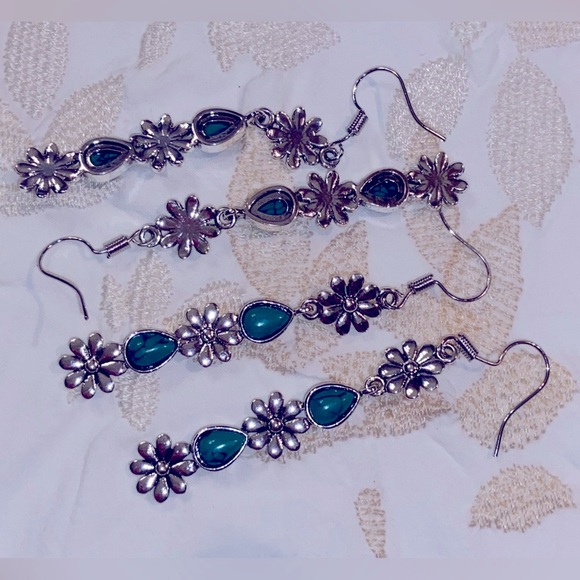NWT Silver Flowers w/Turquoise Dangling Earrings- About 2.5” Long- Cute w/Jeans - Picture 10 of 16